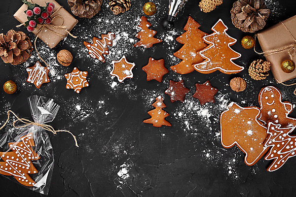 포토 JPG 해외이미지 크리스마스 사람없음 하이앵글 거품기 쿠키틀 나무도마 반죽밀대 진저맨 커터 진저쿠키 해외202309 해외포토 기념일 뷰포인트 주방용품 도마 목재 쿠키 밀대 제빵도구 파일형식