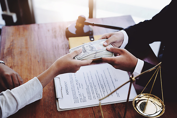 포토 JPG 해외이미지 손 지폐 비즈니스 두명 신체부위 범죄 책상 주기 의사봉 획득 부정부패 서류판 천칭저울 해외202309 해외포토 가구 돈 모션 저울 사람 사무용품 파일형식