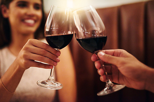 포토 JPG 해외이미지 손 커플 여자 남자 와인잔 들기 상반신 성인 두명 신체부위 와인 음주 건배 성인만 해외202309 해외포토 술잔 관계 모션 주류 사람 파일형식