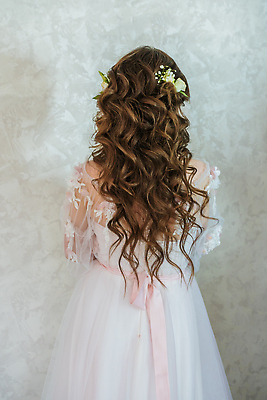 포토 JPG 해외이미지 백인 모델 긴머리 헤어스타일 응시 드레스 여자 꽃 행복 얼굴 결혼 백그라운드 자연 실내 사랑 사람 동양인 성인 사람없음 뷰티 유행 흰색 화려 우아함 스타일링 스타일 해외202309 해외포토 서양인 식물 시선 옷 감정 컬러 컨셉 인종 이벤트 내부 신체부위 생태계 파일형식