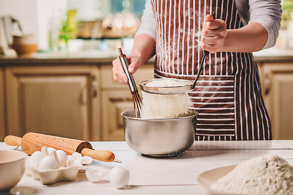 포토 JPG 해외이미지 그릇 손 여자 요리 한명 상반신 성인 계란 밀가루 거품기 밀대 채반 성인여자한명만 해외202309 해외포토 1 식기 주방용품 사람 신체부위 알 가루 여자한명만 성인여자만 파일형식
