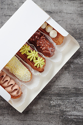 포토 JPG 해외이미지 포장 사람없음 상자 초콜릿 여러개 공백 크림 코코넛 피스타치오 에클레어 해외202309 해외포토 다수 과일 디저트 견과류 파일형식