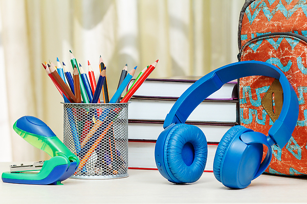 포토 JPG 해외이미지 가방 배낭 문구용품 색연필 사람없음 책 스터디 연필 펜 헤드폰 스테이플러 오브젝트 연필꽂이 해외202309 해외포토 잡화 음향기기 학용품 학습 필기구 사무용품 파일형식