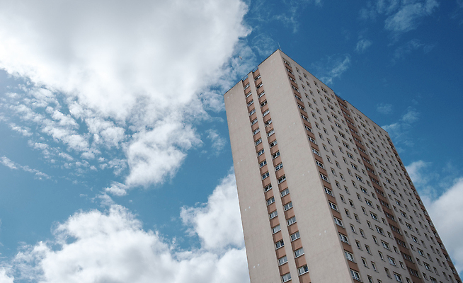포토 JPG 해외이미지 영어 문화 건축양식 하늘 영국 잉글랜드 아파트 주택 사람없음 건물 탑 블록 도시 재산 플랫 계획 가난 런던 국회 개발 렌탈 소셜 이슈 콘크리트 프로젝트 스코틀랜드 혜택 해외202309 해외포토 문자 건축물 건축 유럽 컨셉 금융 파일형식