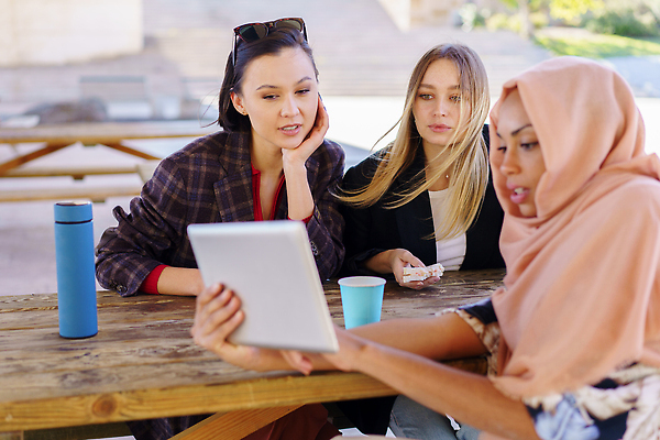 포토 JPG 해외이미지 라이프스타일 공원 여자 행복 커피 음료 인터넷 관계 휴식 함께함 야외 가로 세명 알약 디지털 우정 카페 기쁨 추위 유머 소프트포커스 연결 이슬람교 손목시계 동료 즐거움 흥분 긍정 테이크아웃 다인종 온라인 공유 다민족 소통 단절 소셜미디어 해외202309 해외포토 공공시설 감정 종교 시계 컨셉 장신구 촬영기법 사람 인종 생활 친구 약 상점 파일형식