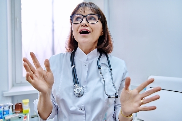 포토 JPG 해외이미지 직업 여자 얼굴 인터넷 통신 회의 건강 병원 대화 한명 사람 성인 치료 스마트폰 컴퓨터 약 머리 카메라 건강관리 헤드폰 웹 환자 의사 토론 상담 부름 온라인 동영상 돌봄 영상통화 화상통화 해외202309 해외포토 1 음향기기 비즈니스 의학 모션 관리 말하기 신체부위 전자제품 핸드폰 스마트기기 의료진 통화 파일형식