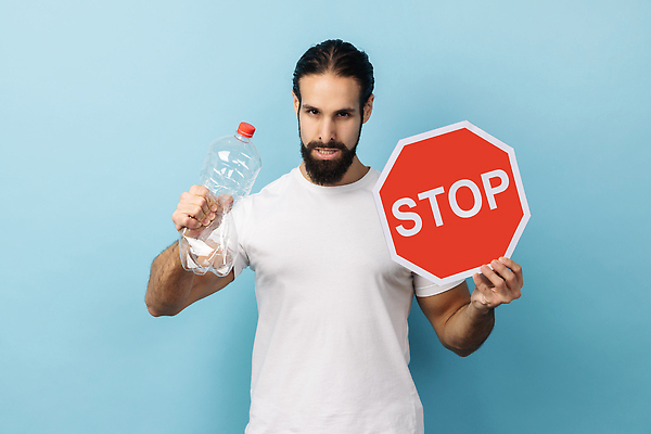 포토 JPG 해외이미지 남자 경고 한명 들기 상반신 성인 앞모습 파란색 표지판 정지 거절 찌그러짐 공병 성인남자한명만 해외202309 해외포토 1 뷰포인트 컬러 컨셉 모션 알림판 사람 병_담는 남자한명만 성인남자만 파일형식