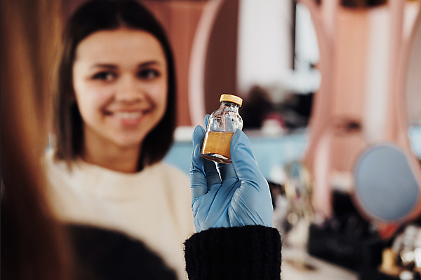 포토 JPG 해외이미지 백인 여자 갈색머리 직장 한명 사람 뷰티 상점 고객 해외202309 해외포토 서양인 1 헤어스타일 회사 파일형식