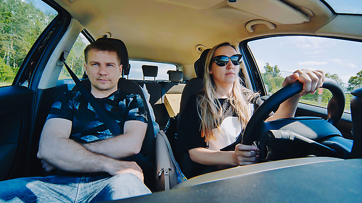 포토 JPG 해외이미지 백인 학생 라이프스타일 커플 여자 행복 도로 음악 여행 2 창문 가족 자동차 휴가 함께함 사랑 미소 웃음 사람 앉기 성인 두명 옆모습 여름 친구 선글라스 유행 운전 자유 탐험 도시 오픈 운전사 리프트 채팅 해외202309 해외포토 서양인 직업 계절 감정 안경 길 육상교통 뷰포인트 컨셉 관계 교통시설 모션 문화예술 표정 생활 파일형식