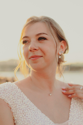 포토 JPG 해외이미지 모델 라이프스타일 커플 드레스 여자 행복 얼굴 포즈 결혼 자연 바람 건강 한명 사람 성인 야외 태양 뷰티 유행 일몰 낭만 흰색 화려 우아함 피부 입술 베일 스타일 해외202309 해외포토 자연요소 1 옷 감정 컬러 컨셉 관계 날씨 이벤트 생활 신체부위 노을 생태계 파일형식