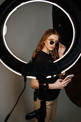 포토 JPG 해외이미지 백인 모델 여자 행복 안경 얼굴 백그라운드 통신 모바일 주택 실내 한명 사람 10대 빛 스마트폰 핸드폰 뷰티 유행 카메라 보라색 사진촬영 방 램프 기록 반지 셀프카메라 온라인 동영상 고립 블로거 셀프 채널 해외202309 해외포토 서양인 1 잡화 감정 컬러 장신구 청소년 조명 내부 건물 신체부위 전자제품 스마트기기 촬영 파일형식