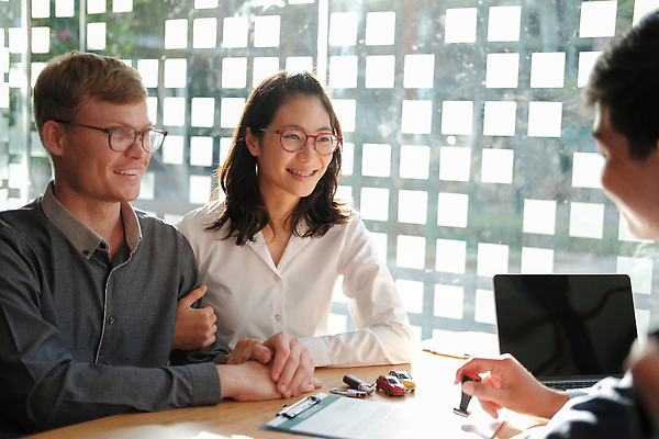 포토 JPG 해외이미지 모델 커플 종이 비즈니스 자동차 성공 주택 세명 금융 저축 비즈니스맨 비즈니스우먼 재산 어플리케이션 구매 위험 중개인 책상 계약 서식 문서 투자 딜러 고무 우표 보험 대출 빚 부동산중개인 승인 자동 진짜 신청 해외202309 해외포토 직업 여자 남자 육상교통 가구 컨셉 관계 부동산 사람 건물 경제 쇼핑 직장인 파일형식