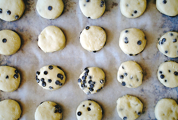 포토 JPG 해외이미지 전통 종이 음식 백그라운드 공 디저트 주택 쟁반 건강 요리 사람없음 갈색 노란색 쿠키 케이크 주방 초콜릿 빵집 흰색 신선 원형 오븐 달콤 맛 설탕 굽기 반죽 페스츄리 핸드메이드 맛있는 해외202309 해외포토 도형 빵 컬러 컨셉 건물 상점 가전제품 구이 파일형식