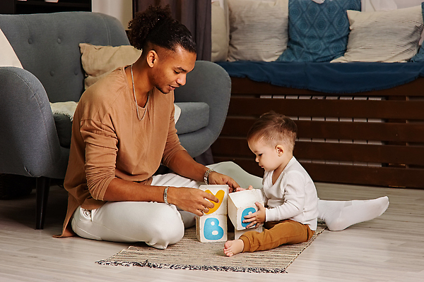포토 JPG 해외이미지 라이프스타일 남자 행복 아들 어린이 장난 가족 관계 놀이 성공 바닥 주택 함께함 실내 사랑 미소 소년 두명 옆모습 부모 장난감 탑 육아 아기 아빠 큐브 즐거움 긍정 다인종 세대 걸음마 지원 통일 해외202309 해외포토 건축물 감정 뷰포인트 컨셉 모션 표정 사람 인종 내부 건물 생활 파일형식