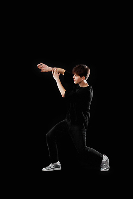 포토 JPG 해외이미지 백인 모델 1 라이프스타일 응시 남자 음악 백그라운드 이동 티셔츠 손가락 모션 휴식 한명 서기 미소 사람 성인 점프 검은색 어둠 기쁨 댄서 청바지 표현 춤 자신감 시원함 디스코 긍정 보여주기 고립 스타일 해외202309 해외포토 서양인 직업 손 시선 감정 컬러 컨셉 셔츠 바지 문화예술 표정 생활 파일형식