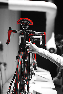 포토 JPG 해외이미지 라이프스타일 도로 스포츠 모션 주택 실내 건강 사람없음 야외 내부 자전거 방 사이클링 해외202309 해외포토 레이스천 길 교통시설 건물 생활 바이크 직물 육상스포츠 파일형식