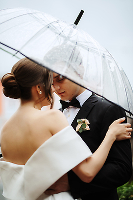 포토 JPG 해외이미지 여자 남자 행복 웨딩드레스 결혼 우산 신혼부부 안기 들기 정장 상반신 성인 두명 옆모습 마주보기 눈감음 기쁨 비 성인만 해외202309 해외포토 자연요소 부부 드레스 옷 감정 뷰포인트 모션 날씨 사람 이벤트 신혼 파일형식