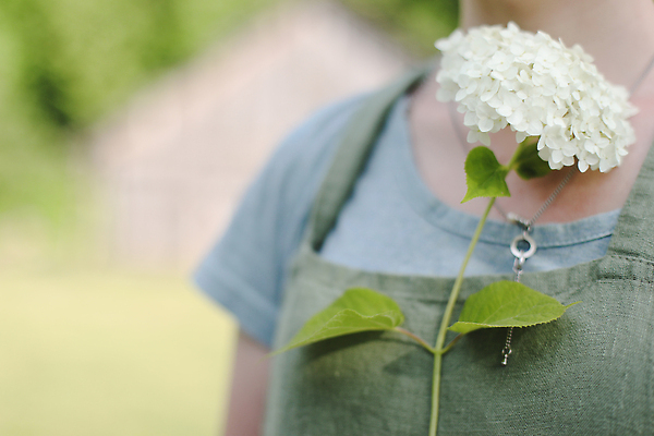 포토 JPG 해외이미지 식물 직업 라이프스타일 웰빙 계절 여자 꽃 행복 유니폼 꽃무늬 농업 자연 휴식 노동자 한명 취미 야외 초록색 농장 정원 앞치마 활발 기쁨 수확 성장 시골 신선 잡기 업무 작업 농부 꽃집 허브 유기농 원예 향기 내추럴 밭일 온실 원예사 해외202309 해외포토 1 옷 감정 산업 컬러 컨셉 무늬 모션 사람 생활 상점 생태계 냄새 파일형식