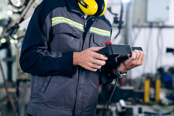 포토 JPG 해외이미지 남자 산업 공장 노동자 작업복 한명 들기 상반신 성인 기계 과학기술 작업 엔지니어 안전모 컨트롤 프로그래밍 성인남자한명만 해외202309 해외포토 직업 1 옷 공업 모션 기술 사람 기술자 헬멧 안전장비 개발 남자한명만 성인남자만 파일형식