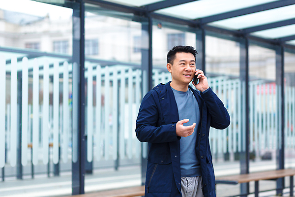 포토 JPG 해외이미지 남자 한명 서기 들기 동양인 상반신 성인 야외 스마트폰 비즈니스맨 버스정류장 출장 통화 성인남자한명만 해외202309 해외포토 1 비즈니스 모션 사람 인종 핸드폰 스마트기기 직장인 역 남자한명만 성인남자만 파일형식