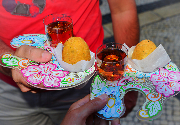 포토 JPG 해외이미지 전통 음식 빵 와인잔 디저트 치즈 감자 파슬리 어류 사람없음 노란색 과자 케이크 상점 와인 계란 식사 카페 튀김 신선 맛 굽기 포르투갈 지역 카페테리아 브라질 리스본 커스터드 타르트 파스텔톤 페스츄리 맛있는 해외202309 해외포토 유럽 컬러 컨셉 채소 술잔 유제품 주류 알 수중동물 남아메리카 구이 크림 파이_빵 파일형식