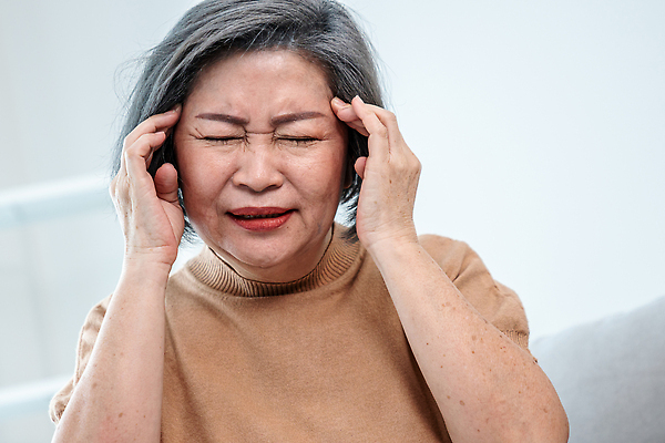 포토 JPG 해외이미지 여자 노년 한명 동양인 상반신 앞모습 건강관리 고통 찡그림 질병 두통 노인여자한명만 해외202309 해외포토 1 감정 뷰포인트 의학 표정 건강 관리 사람 인종 성인 여자한명만 노인여자만 파일형식