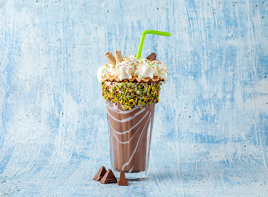 포토 JPG 해외이미지 백그라운드 잔 바나나 빨대 사람없음 파란색 과자 초콜릿 견과류 달콤 생크림 와플 밀크쉐이크 해외202309 해외포토 식기 컬러 과일 디저트 맛 크림 쉐이크 파일형식