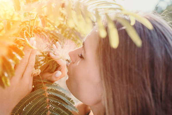 포토 JPG 해외이미지 나무 백인 모델 라이프스타일 드레스 공원 여자 꽃 얼굴 분홍색 자연 갈색머리 한명 성인 야외 초록색 여름 파란색 청춘 선글라스 뷰티 정원 화목 봄 낭만 자유 벚꽃 개화 실크 입술 냄새 아로마 내추럴 아카시아 돌봄 스타일 해외202309 해외포토 서양인 식물 1 헤어스타일 옷 계절 공공시설 안경 컬러 컨셉 모션 사람 생활 신체부위 직물 생태계 파일형식