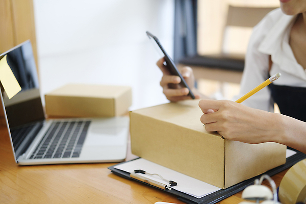 포토 JPG 해외이미지 여자 실내 한명 들기 동양인 상반신 성인 노트북 스마트폰 연필 기록 택배 포스트잇 택배상자 박스포장 서류판 온라인쇼핑몰 성인여자한명만 해외202309 해외포토 1 포장 모션 학용품 사람 인종 내부 전자제품 핸드폰 스마트기기 상자 필기구 사무용품 운송업 메모지 쇼핑몰 온라인 여자한명만 성인여자만 파일형식