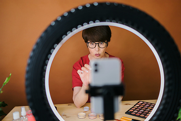 포토 해외이미지 여자 중년 전등 실내 한명 상반신 앞모습 스마트폰 화장 화장용품 방송 화장대 과정 리뷰 소셜네트워크 중년여자한명만 크리에이터 뷰티크리에이터 1인미디어 영상촬영 해외202309 해외포토 직업 1 뷰포인트 가구 컨셉 조명 사람 성인 내부 핸드폰 스마트기기 뷰티 촬영 미용용품 여자한명만 중년여자만 파일형식