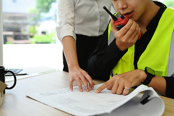 포토 JPG 해외이미지 여자 남자 건축 들기 상반신 성인 두명 건축가 문서 무전기 소통 안전조끼 성인만 해외202309 해외포토 직업 컨셉 모션 무선통신 사람 파일형식