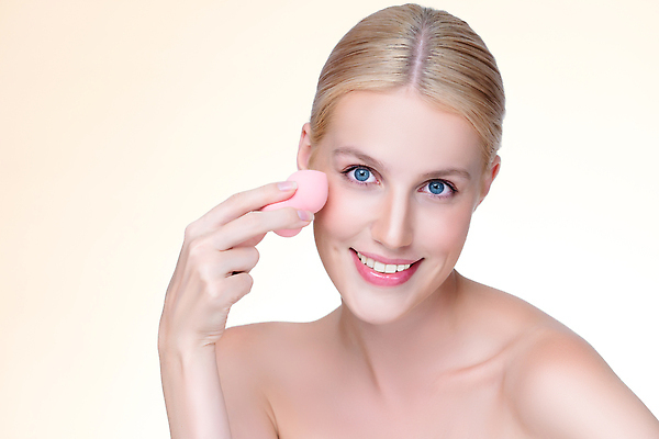 포토 JPG 해외이미지 응시 여자 한명 들기 상반신 성인 앞모습 뷰티 퍼프 성인여자한명만 해외202309 해외포토 1 시선 뷰포인트 모션 사람 여자한명만 성인여자만 파일형식