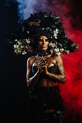 포토 JPG 해외이미지 꽃 얼굴 패턴 신체 검은배경 창조 미술 한명 빛 뷰티 유행 검은색 어둠 페인트 립스틱 안개 입 선탠 신비 눈썹 속눈썹 입술 질감 광택 숯 석탄 스타일 해외202309 해외포토 식물 1 컬러 백그라운드 컨셉 무늬 날씨 문화예술 사람 신체부위 화장품 파일형식