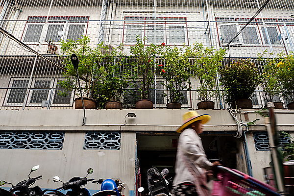 포토 JPG 해외이미지 전통 외관 문화 도로 벽 로우앵글 창문 거리 주택 프레임 사람 사람없음 야외 건물 도시풍경 걷기 도시 보호 철 아치 보안 대문 시티라이프 새장 타운 망사 구시가지 옛날 해외202309 해외포토 라이프스타일 건축물 길 뷰포인트 컨셉 교통시설 모션 안전 풍경 문 직물 케이지 파일형식