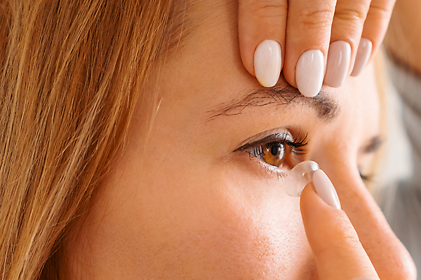 포토 JPG 해외이미지 라이프스타일 여자 안경 얼굴 손가락 건강 한명 약 반사 투명 컨테이너 속눈썹 시력 비전 처방 안과 시력검사 카메라렌즈 삽입 업그레이드 광학 살균 해외202309 해외포토 1 손 잡화 산업 의학 병원 사람 생활 신체부위 카메라 눈썹 검사_조사 파일형식