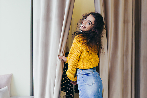 포토 JPG 해외이미지 여자 실내 한명 상반신 성인 옆모습 쇼핑 즐거움 옷가게 피팅 피팅룸 성인여자한명만 해외202310 해외포토 1 옷 감정 뷰포인트 사람 내부 상점 여자한명만 성인여자만 파일형식