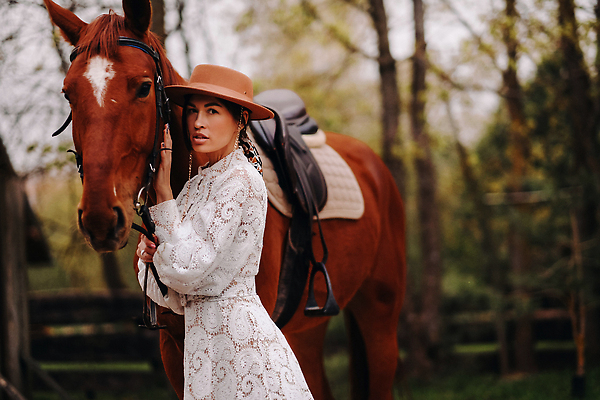 포토 JPG 해외이미지 응시 드레스 여자 한명 상반신 성인 야외 말_동물 승마 성인여자한명만 해외202309 해외포토 1 시선 옷 스포츠 포유류 사람 여자한명만 성인여자만 파일형식