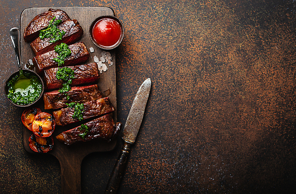 포토 JPG 해외이미지 토마토 육류 스테이크 사람없음 신선 나이프 슬라이스 나무도마 나무배경 해외202309 해외포토 식기 백그라운드 채소 식재료 도마 서양음식 목재 칼 파일형식