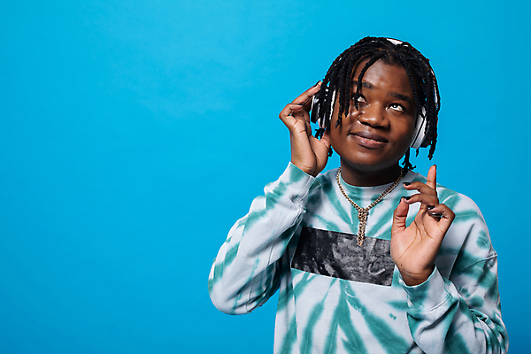 포토 JPG 해외이미지 학생 여자 행복 음악 휴식 짧은머리 실내 한명 웃음 근접촬영 소년 성인 머리 손들기 헤드폰 듣기 올려보기 만족 파란배경 바쁨 뮤지컬 성인남자만 해외202309 해외포토 1 헤어스타일 남자 감정 어린이 뷰포인트 음향기기 백그라운드 컨셉 모션 문화예술 표정 사람 내부 신체부위 파란색 남자만 성인만 파일형식