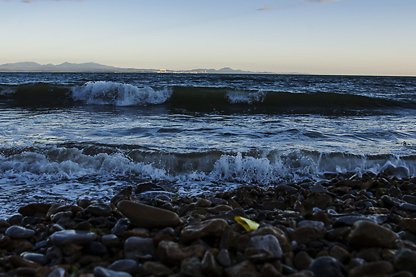 포토 JPG 해외이미지 파도 바다 섬 여행 자연 하늘 사람없음 물 일몰 만 서핑 암초 폭풍 폭풍우 수평선 해외202309 해외포토 자연요소 날씨 노을 수상스포츠 비_날씨 자연재해 생태계 파일형식