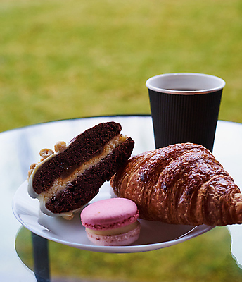 포토 JPG 해외이미지 전통 종이 커피 음료 음식 백그라운드 컨셉 자연 탁자 아침 디저트 사람없음 목재 컵 세로 초록색 갈색 케이크 식당 초콜릿 검은색 식사 카페 빵집 에너지 흰색 시골 신선 뜨거움 달콤 맛 아침식사 굽기 에스프레소 마카롱 프랑스어 단절 번 카페인 페스츄리 핸드메이드 맛있는 해외202309 해외포토 주간 나무 문자 식기 빵 컬러 가구 재료 상점 구이 생태계 파일형식