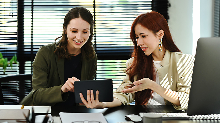 포토 JPG 해외이미지 여자 창문 들기 앉기 상반신 성인 두명 앞모습 태블릿 사무실 모니터 공책 블라인드 비즈니스우먼 스마트 책상 서류판 성인여자만 해외202309 해외포토 뷰포인트 가구 컨셉 비즈니스 모션 문구용품 사람 전자제품 스마트기기 컴퓨터 사무용품 커튼 직장인 여자만 성인만 파일형식