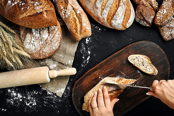 포토 JPG 해외이미지 손 빵 조각 단면 신체부위 여러개 잡기 밀 밀가루 제빵 밀대 식칼 나무도마 핸드메이드 해외202309 해외포토 음식 다수 모션 주방용품 곡류 도마 사람 목재 제과제빵 가루 파일형식