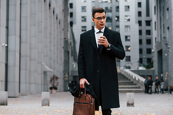 포토 JPG 해외이미지 응시 남자 안경 서류가방 한명 들기 정장 상반신 성인 앞모습 도시 직장인 비즈니스맨 스마트 테이크아웃컵 스마트워치 성인남자한명만 해외포토 직업 1 시선 잡화 옷 뷰포인트 컨셉 가방 비즈니스 모션 사람 컵 스마트기기 웨어러블 남자한명만 성인남자만 파일형식