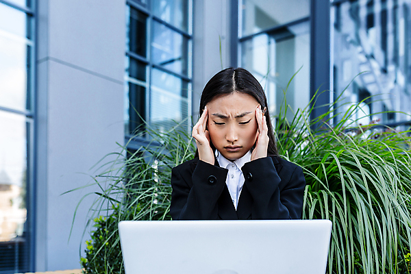 포토 JPG 해외이미지 여자 잎 한명 동양인 정장 상반신 성인 야외 노트북 비즈니스우먼 찡그림 출장 두통 성인여자한명만 해외202309 해외포토 식물 1 옷 비즈니스 표정 사람 인종 전자제품 직장인 질병 여자한명만 성인여자만 파일형식