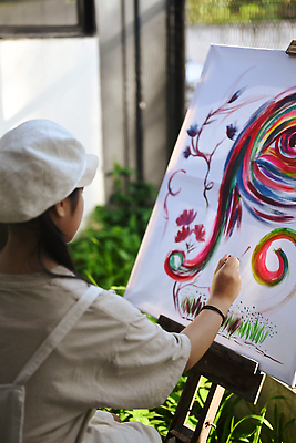 포토 JPG 해외이미지 식물 여자 청소년 한명 상반신 뒷모습 컬러풀 붓 그리기 이젤 그림 작품 캔버스 소녀한명만 해외202309 해외포토 1 뷰포인트 컬러 모션 미술 사람 미술도구 여자한명만 소녀만 파일형식