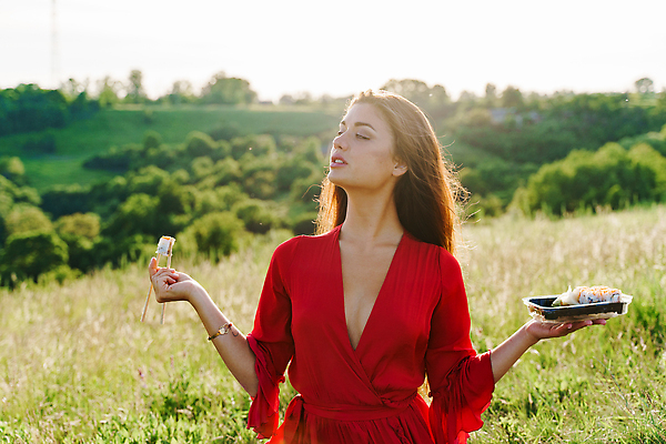 포토 JPG 해외이미지 전통 라이프스타일 음식 백그라운드 다이어트 밥 주택 건강 어류 요리 한명 앉기 동양인 야외 세트 상자 식당 일본 검은색 식사 초밥 흰색 배달원 컨테이너 두루마리 고추냉이 참치 먹기 해산물 롤 연어 온라인 점심식사 해외202309 해외포토 직업 1 산업 아시아 컬러 모션 사람 인종 건물 생활 상점 수중동물 양념 일본음식 파일형식