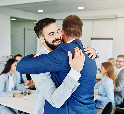 포토 JPG 해외이미지 백인 직업 여자 행복 비즈니스 사업가 관계 포옹 성공 협력 함께함 실내 사랑 미소 사람 여러명 성인 사무실 믿음 우정 흰색 축하 작업 비즈니스맨 비즈니스우먼 그룹 결합 동료 지원 통일 해외202309 해외포토 서양인 남자 감정 컬러 다수 컨셉 안기 표정 내부 친구 직장인 파일형식