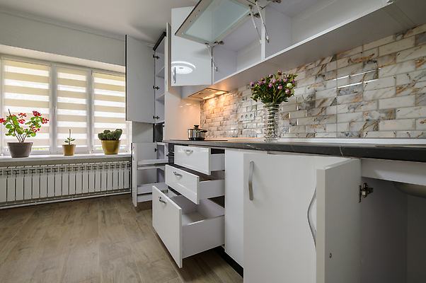 포토 JPG 해외이미지 주간 디자인 가구 창문 가족 바닥 아파트 주택 아이디어 실내 사람없음 내부 장식 화장 유행 문 주방 검은색 기계 방 흰색 오픈 플랫 고급 수리 캐비닛 진열장 조리대 심플 리모델링 시각장애인 합판 비어있는 해외202309 해외포토 자연요소 컬러 생활용품 컨셉 관계 건물 뷰티 장애인 사물함 파일형식