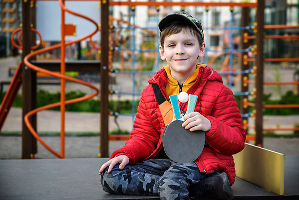 포토 JPG 해외이미지 백인 1 라이프스타일 손 공원 행복 어린이 스포츠 포즈 백그라운드 공 학교 놀이 탁자 건강 한명 사람 앉기 경기 소년 취미 야외 운동 테니스 게임 라켓 체육관 플레이어 혼자 해외202309 해외포토 서양인 공공시설 교육 남자 감정 스포츠용품 가구 모션 생활 신체부위 구기 파일형식